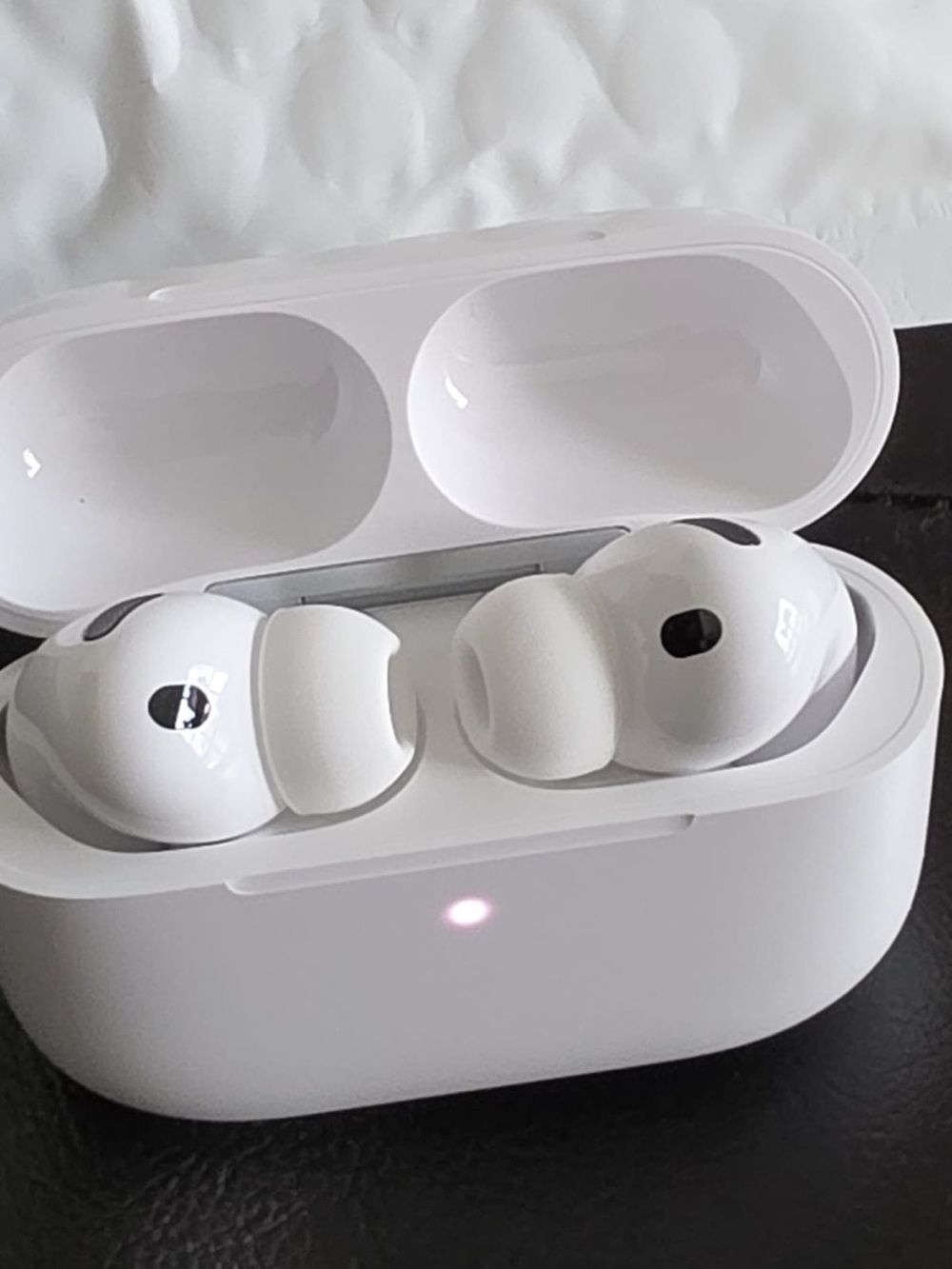 Apple White Wireless Earbuds with Charging Case